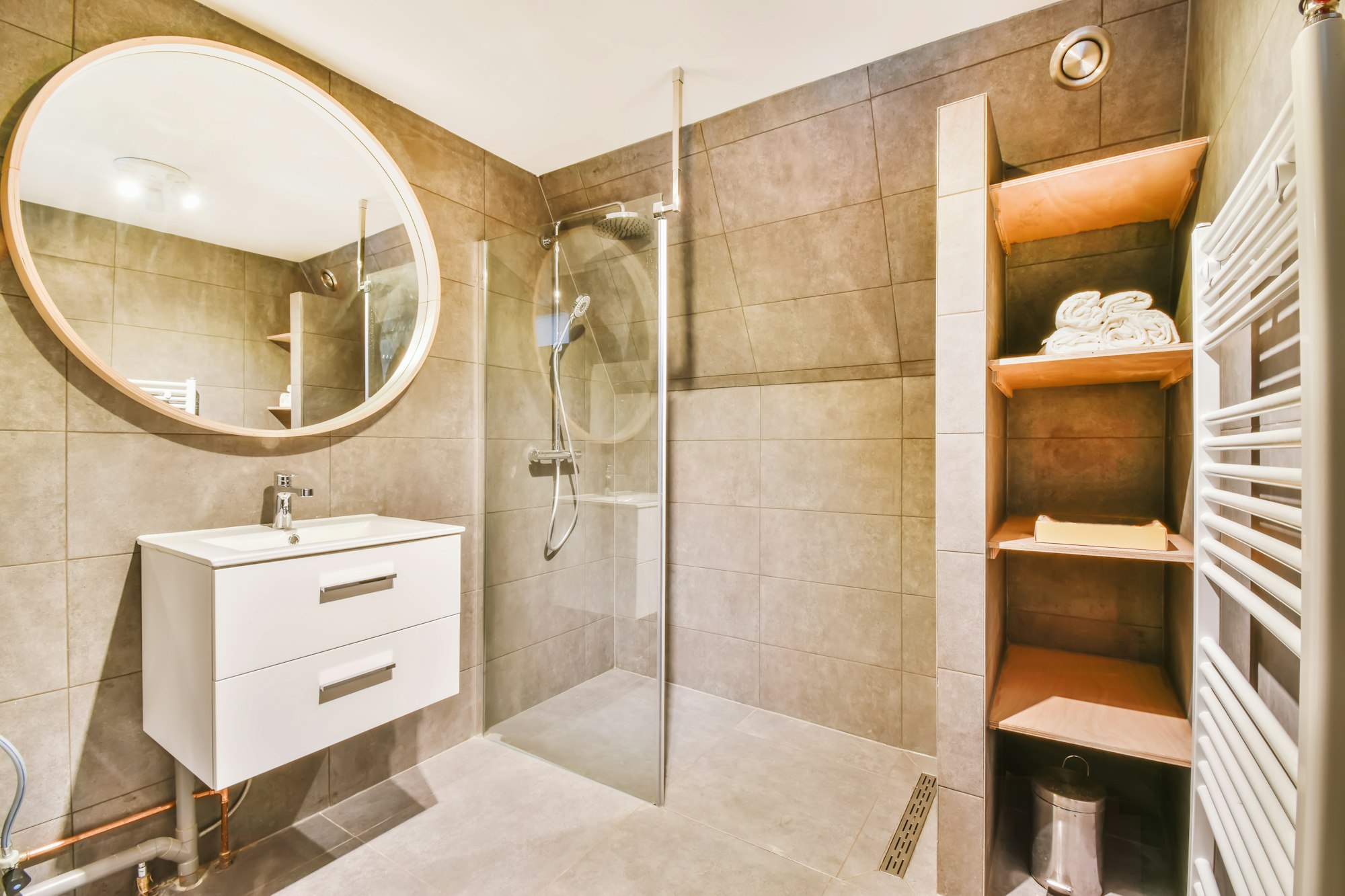 Nice bathroom with large round mirror
